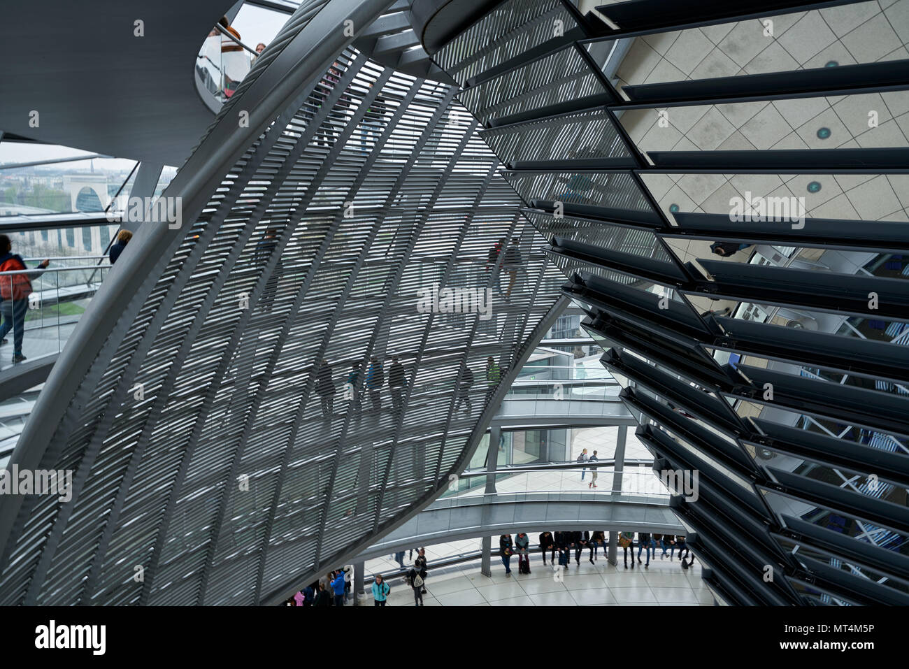 Berlino, Germania - Aprile 4, 2017: Interno del Reichstag tedesco il Parlamento struttura in vetro edificio Foto Stock