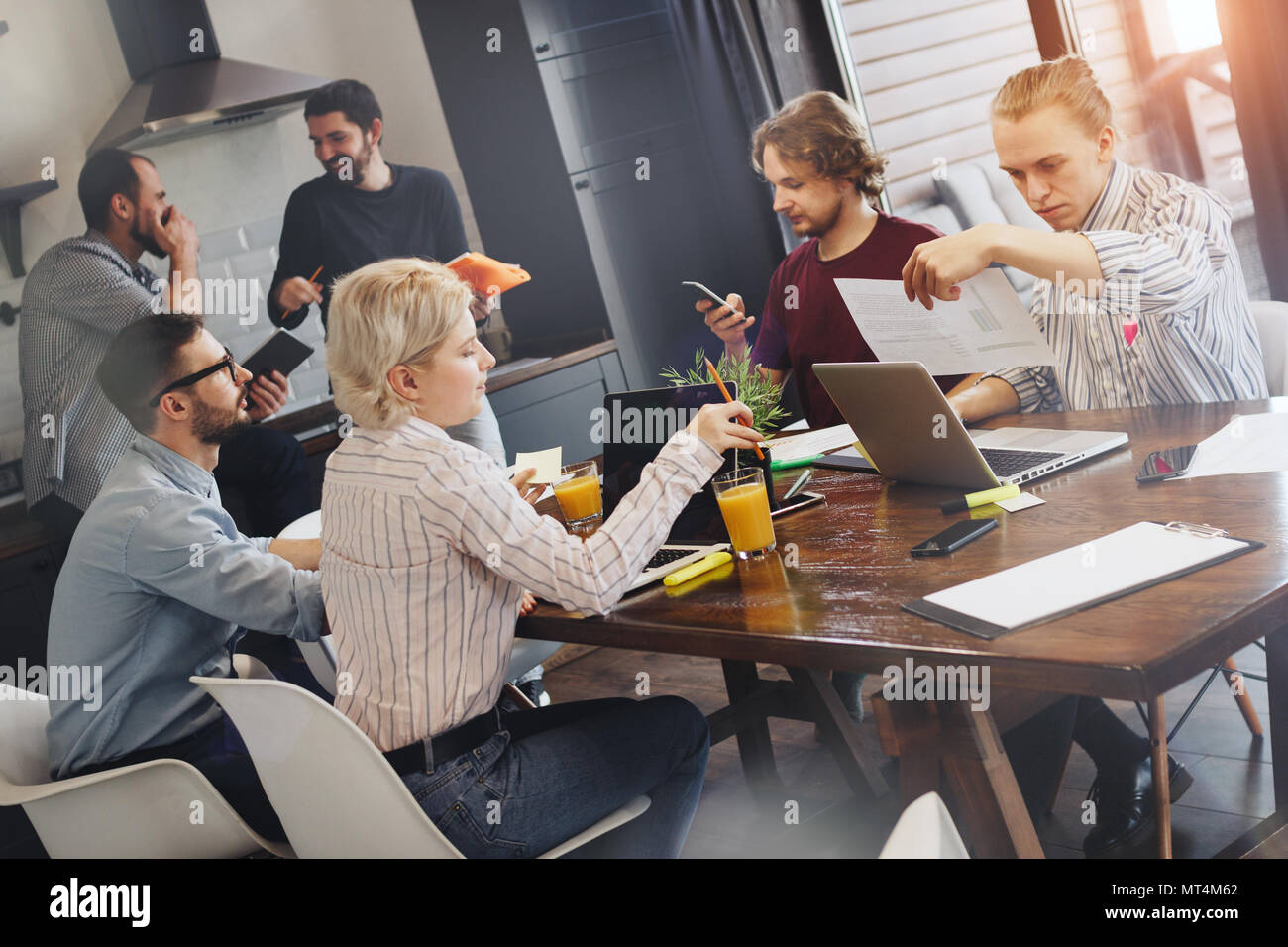 Gruppo di creativi gli studenti a discutere e incontro in cucina. Il lavoro di squadra sul nuovo avvio progetto Foto Stock