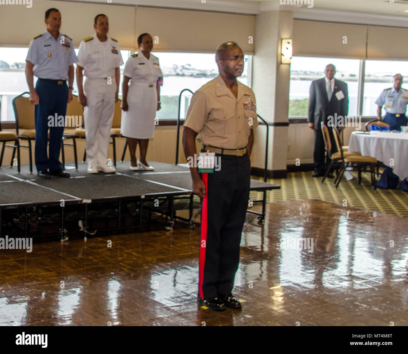 Marine Corps Lt. Gen. Ronald L. Bailey, vice comandante piani, politiche e operazioni, riceve i volant e fiorisce durante il 2017 nazionali ufficiali navali Association (NNOA) lo sviluppo professionale e la formazione simposio presso l Ammiraglio Kidd Conference Center su Point Loma Base Navale di San Diego, luglio 26. Fondata nel 1972, NNOA lavora per migliorare il servizio del Mare della fattibilità operativa grazie al supporto di assunzione, lo sviluppo professionale e la conservazione di diversi corpi ufficiali che riflette i dati demografici della nostra nazione. Foto Stock