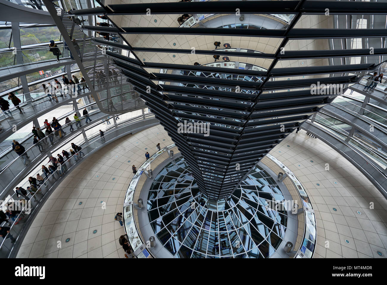 Berlino, Germania - Aprile 4, 2017: Interno del Reichstag tedesco il Parlamento struttura in vetro edificio Foto Stock