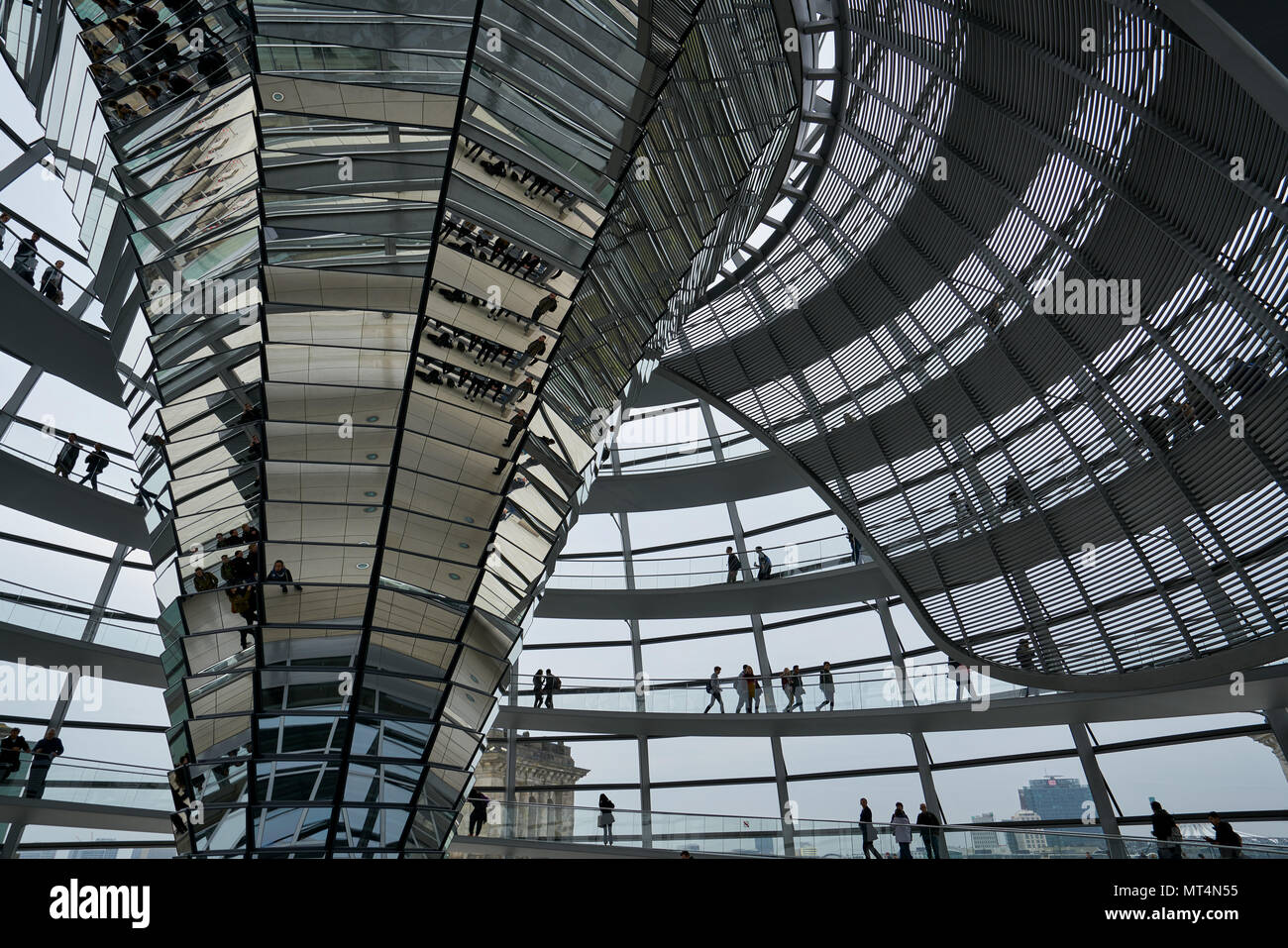 Berlino, Germania - Aprile 4, 2017: Interno del Reichstag tedesco il Parlamento struttura in vetro edificio Foto Stock