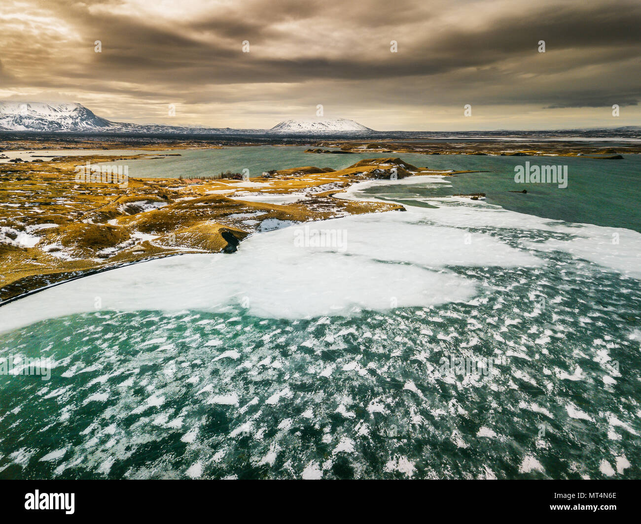 Neve sul lago ghiacciato di Myvatn. Foto Stock