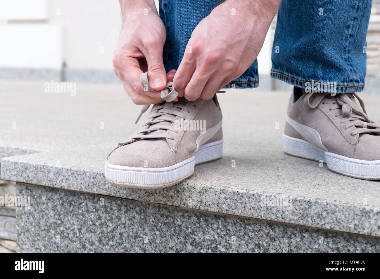 Gli uomini con le mani in mano i lacci di legatura pronto per camminare Foto Stock