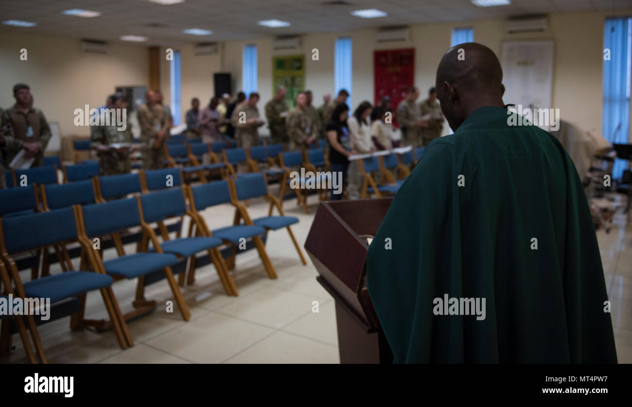 Cappellano (Capt.) John Appiah, 455th Air Expeditionary Wing, predica durante un servizio religioso a Hamid Karzai International Airport, Kabul, Afghanistan, luglio 23, 2017. Assistenza Religiosa team a offrire un sostegno spirituale per tutti i membri e trovare modi per soddisfare le esigenze di individui che non hanno le risorse per mettere in pratica la loro fede in una posizione dispiegata. (U.S. Air Force photo by Staff Sgt. Benjamin Gonsier) Foto Stock