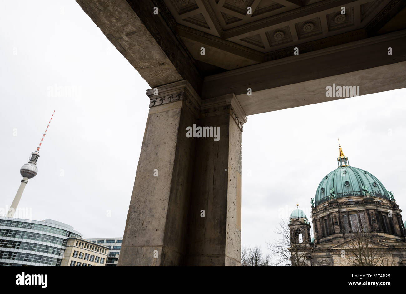 Vista della Torre della TV e il Berliner Dom dall'Isola dei Musei di Berlino, Germania. Foto Stock