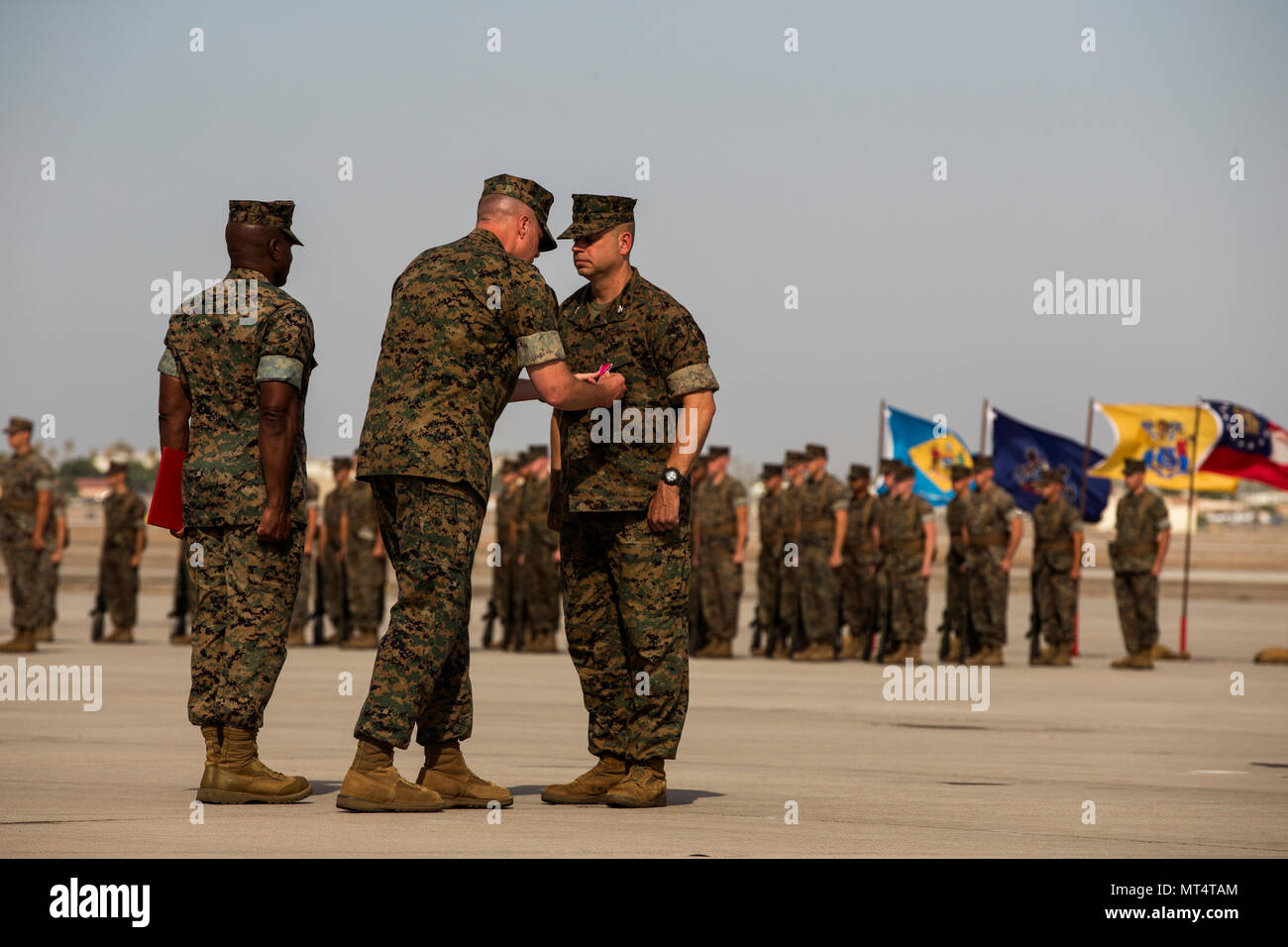 Stati Uniti Marine Corps Col. Marcus B. Annibale, l'uscita ufficiale in comando di Marine Aircraft Group (MAG) 13, si è aggiudicata la legione di merito durante la MAG-13 Variazione della cerimonia di comando sul flightline al Marine Corps Air Station Yuma, Ariz., 28 luglio 2017. Col. Annibale rinunciato il comando all'arrivo ufficiale in comando, Col. William R. Sauerland. (U.S. Marine Corps foto scattata dal Lance Cpl. Christian Cachola) Foto Stock