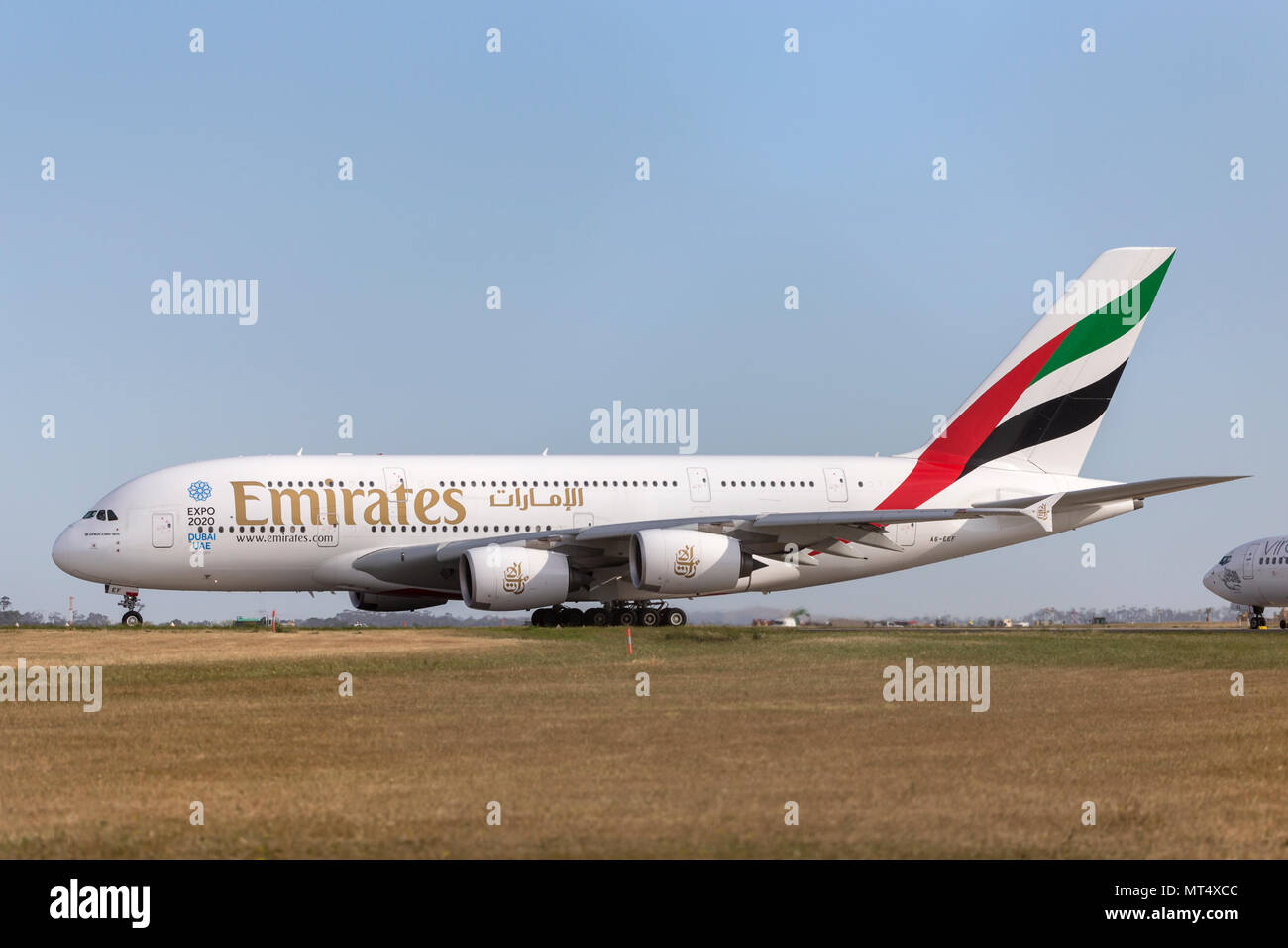 Emirates Airbus A380-861 aereo di linea A6-EEF su una pista di rullaggio preparando per il decollo da Melbourne International Airp Foto Stock