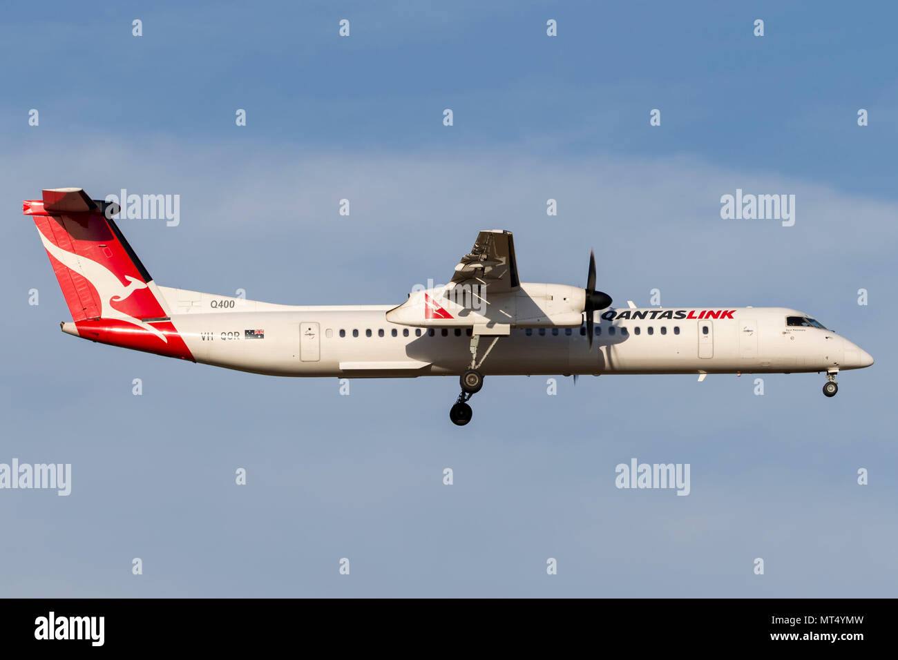 QantasLink De Havilland Canada DHC-8-402Q VH-QOPPURE regionali di aereo di linea sulla rotta di avvicinamento ad atterrare all'Aeroporto Internazionale di Melbourne. Foto Stock