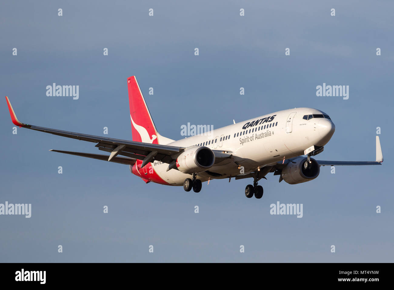 Qantas Boeing 737-838 VH-VYE sull approccio per atterrare all'Aeroporto Internazionale di Melbourne. Foto Stock