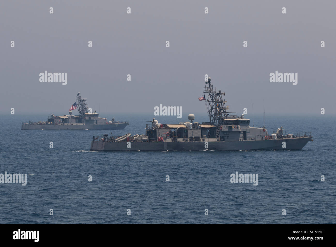 La USS Thunderbolt (PC-12) e la USS Squall (PC-7) sono navi di pattuglia di classe Cyclone della Marina degli Stati Uniti progettate per operazioni di sicurezza litorale e marittima. L'immagine d'archivio registra entrambe le navi che navigano in formazione nel Golfo Arabico durante un esercizio trilaterale il 25 luglio 2017, con le forze marittime statunitensi, kuwaitiane e irachene. Foto Stock