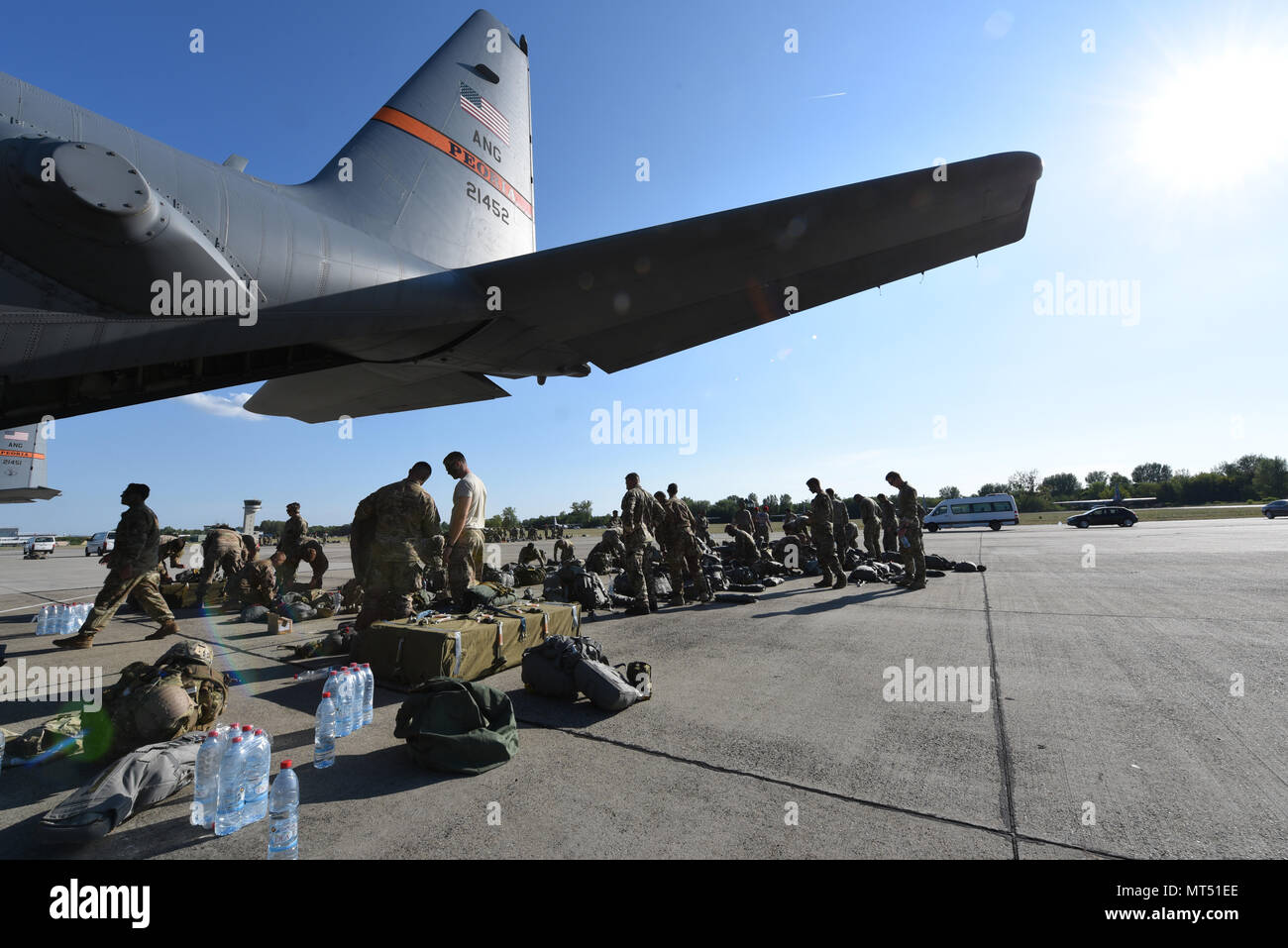 Il personale militare di più nazioni si radunò vicino a un aereo C-130 Hercules presso la base aerea Papa, in Ungheria, il 21 luglio 2017, preparandosi per le operazioni aviotrasportate durante l'esercitazione Swift Response 17. Il record fotografico d'archivio documenta il coordinamento multinazionale e la preparazione pre-salto come parte di Saber Guardian 17. Foto Stock