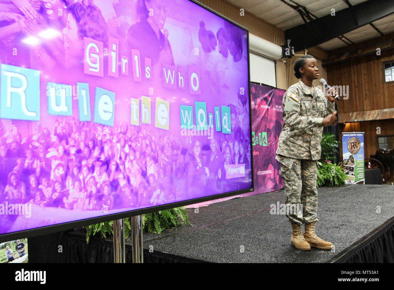 Il cap. Deshauna barbiere, comandante dell'U.S. Esercito della riserva 988th Quartermaster distacco e Miss USA 2016, offre un discorso di Steve e Marjorie Harvey 'Ragazze che regola il mondo" il mentoring camp al Rock Ranch in Ga., 27 luglio 2017. Da luglio 26-30, l'Harvey's tenuto il loro annuale della Gioventù programma di arricchimento per le giovani signore età 13-18 al Rock Ranch, nascosto in rural Georgia circa un ora a sud-ovest di Atlanta. Lo scopo di questo campo era di creare dei leader e potenziare le giovani donne a perseguire l'eccellenza in ogni aspetto della loro vita. Il Mentor durante il camp erano attivi Esercito e U.S Foto Stock