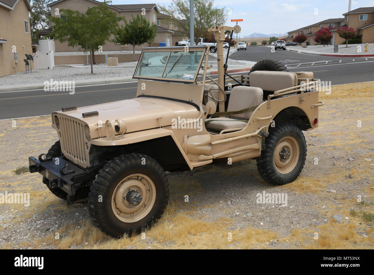 Probabilmente il più riconoscibile pezzo di equipaggiamento militare dalla II guerra mondiale e oltre, la jeep è stato fabbricato da entrambi il Willys-Overland Motor Company e la Ford Motor Company, che è il modello mostra qui. Lt. Col. Timothy Silkowski, flotta Direttore divisione di assistenza a bordo del Yermo allegato del Marine Corps base logistica Barstow, California, restaurata la jeep da una carcassa arrugginita trovata nel deserto alla piena funzionalità. Foto Stock