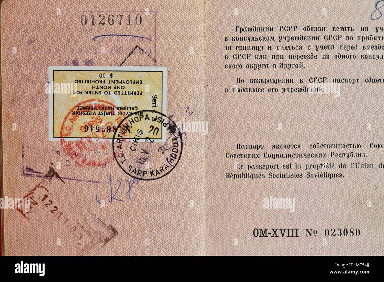 Anni ottanta/ degli anni novanta CCCP URSS // sovietico / russo passaporto rilasciato ad una femmina di cittadino. Foto Stock