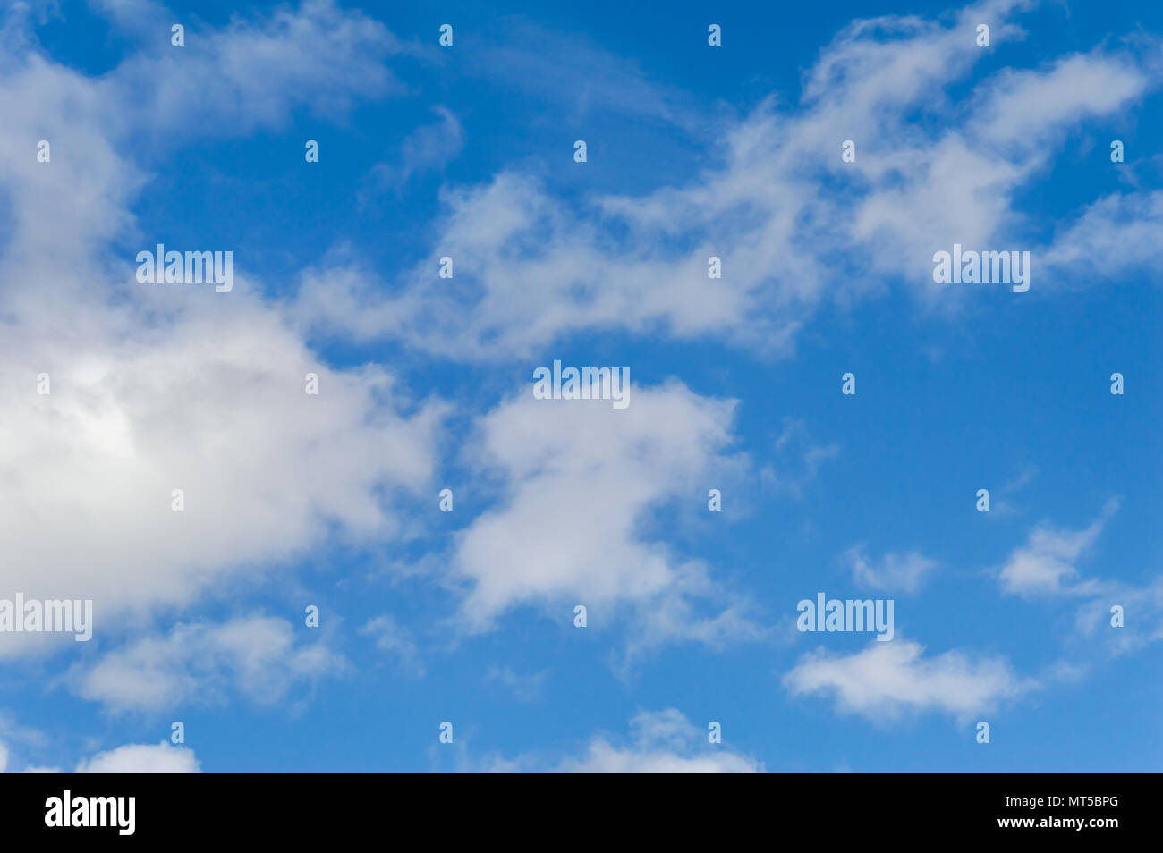 Un profondo cielo blu con nuvole Foto Stock
