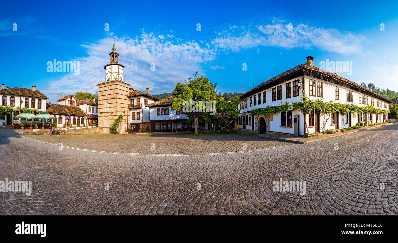 Bella vista della torre dell'orologio e la città vecchia nel campo architettonico complesso tradizionale in Tryavna, Bulgaria Foto Stock