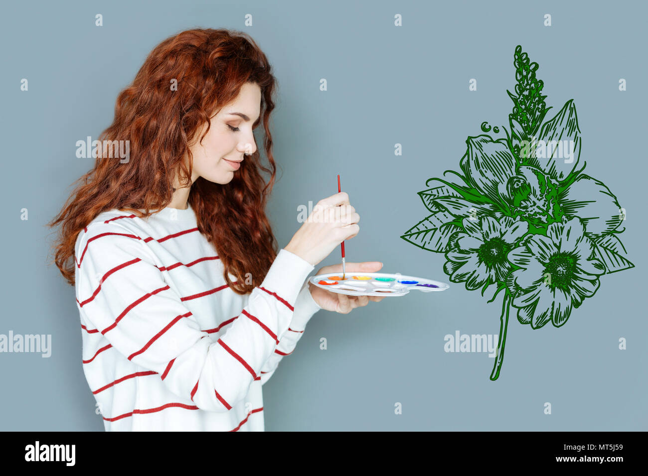 Pittore pacifica tenendo una tavolozza di colori durante il disegno Foto Stock