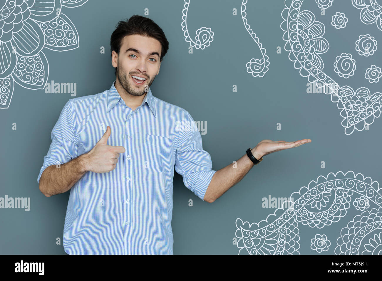 Emozionato uomo sorridente e rivolta verso il disegno sulla lavagna Foto Stock