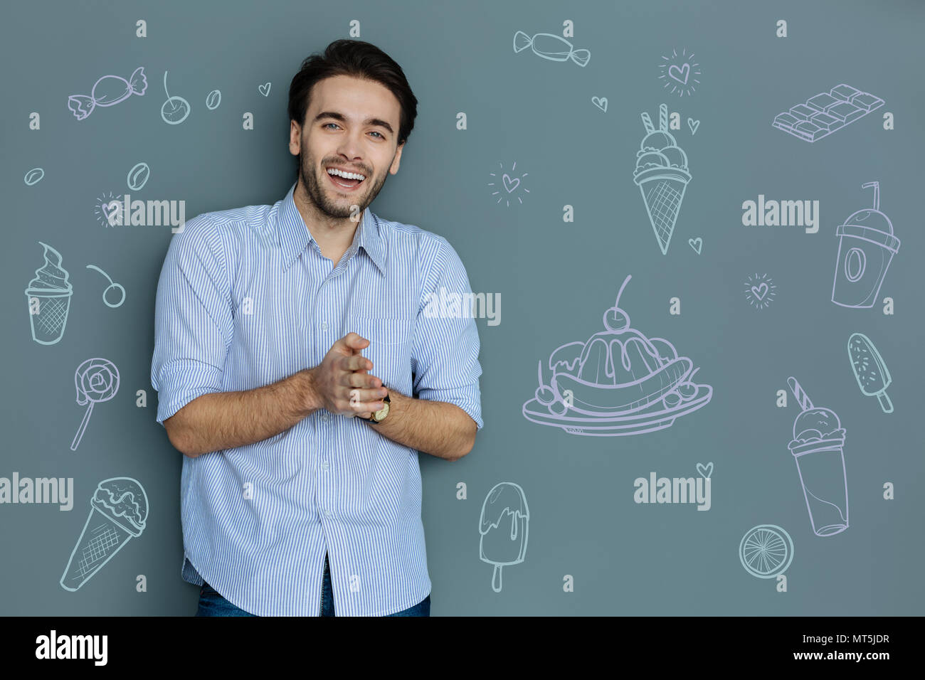 Uomo felice ridere mentre è in un divertente cafe Foto Stock Uomo felice ridere mentre è in un divertente cafe Foto Stock