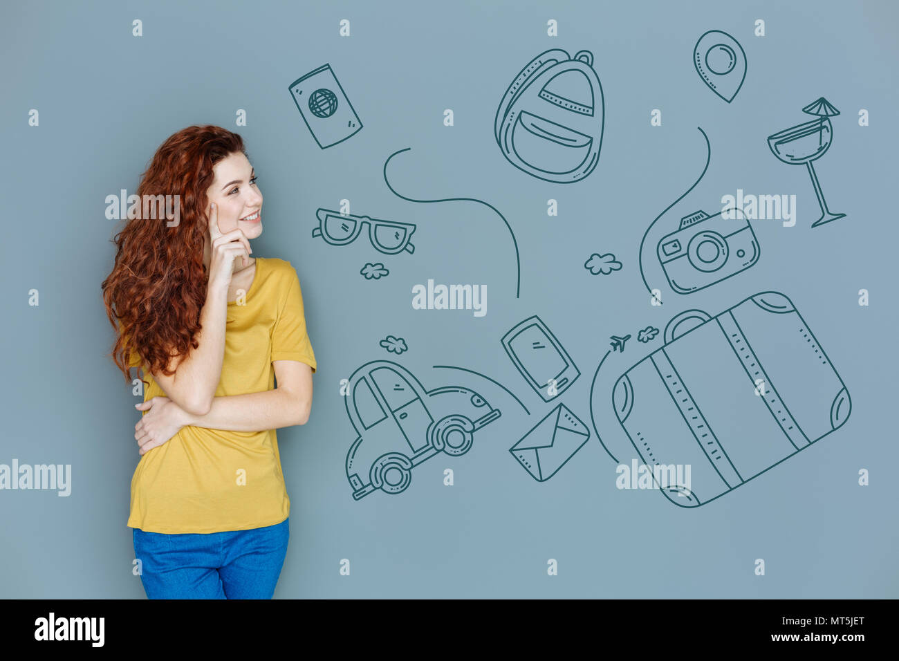 Studente positivo sorridente e sognare di viaggiare Foto Stock