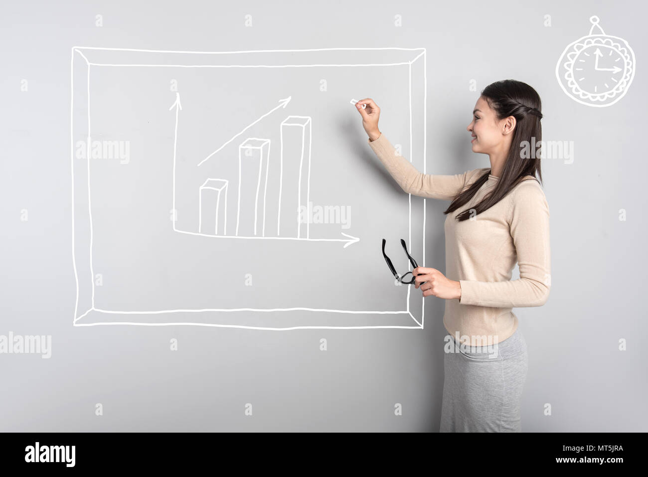 Abile imprenditrice sorridente e uno schema Foto Stock