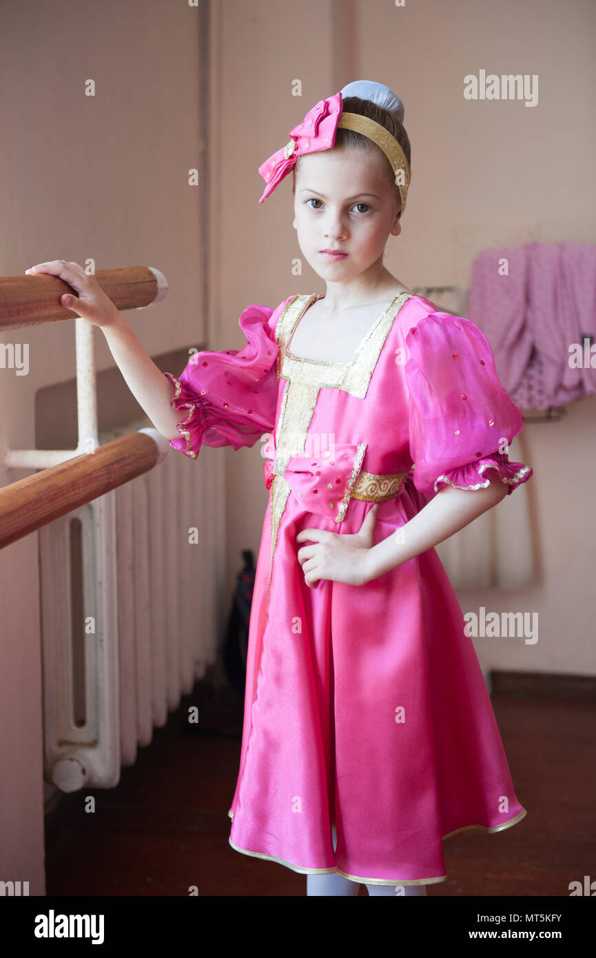 Bella ragazza russa in costume tradizionale rendendo barre esercitare nella  scuola di danza Foto stock - Alamy