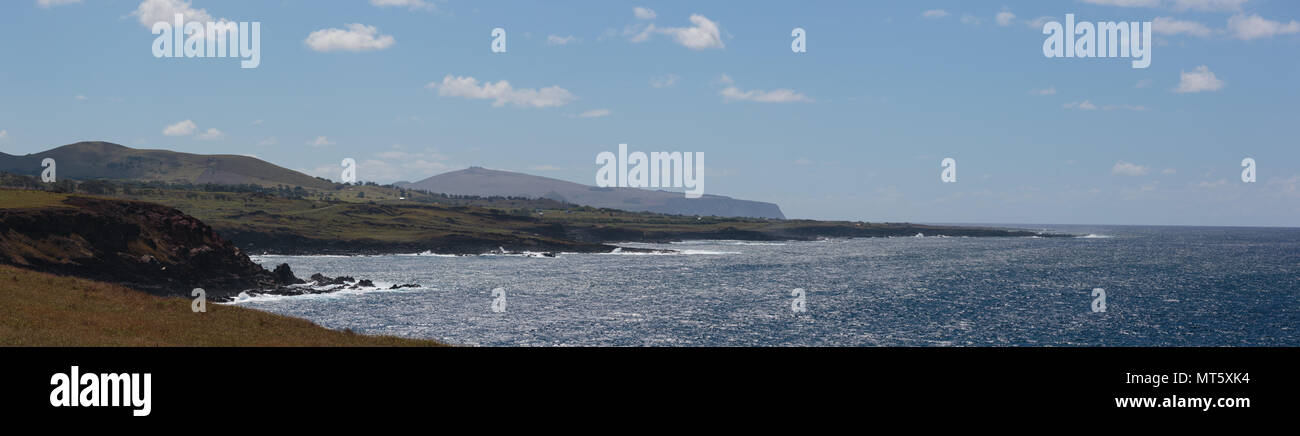 Il Pacifico onde si infrangono sulla riva orientale di Rapa Nui, Isola di Pasqua Foto Stock