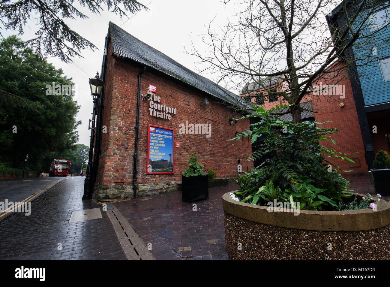 Il Courtyard Theatre anteriore sotto la pioggia in Stratford upon Avon, England, Regno Unito Foto Stock