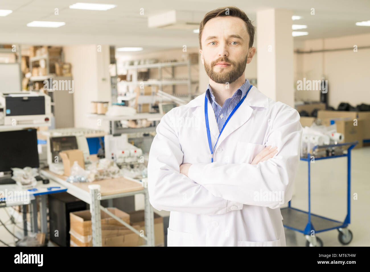 Bel lavoro tecnico in impianti di dispositivi di misurazione del processo di produ Foto Stock