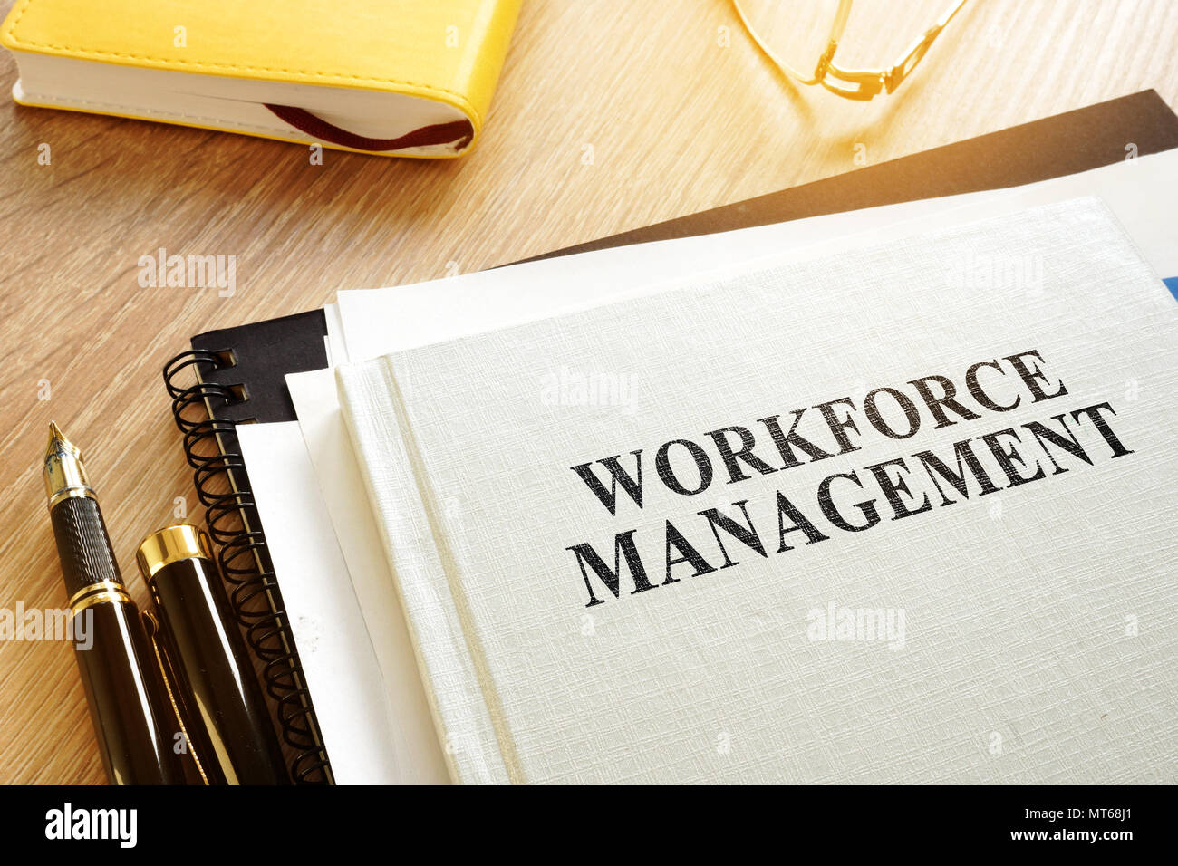 Libro sulla gestione della forza lavoro e la penna. Foto Stock