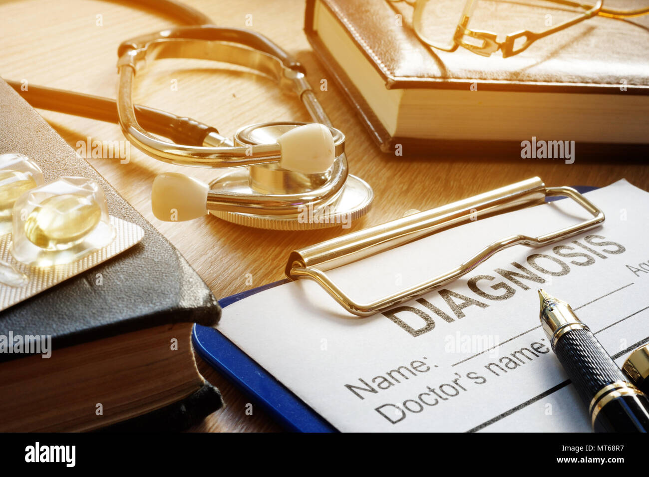 Il concetto di medicina. Modulo di diagnosi, uno stetoscopio e farmaci su una scrivania. Foto Stock