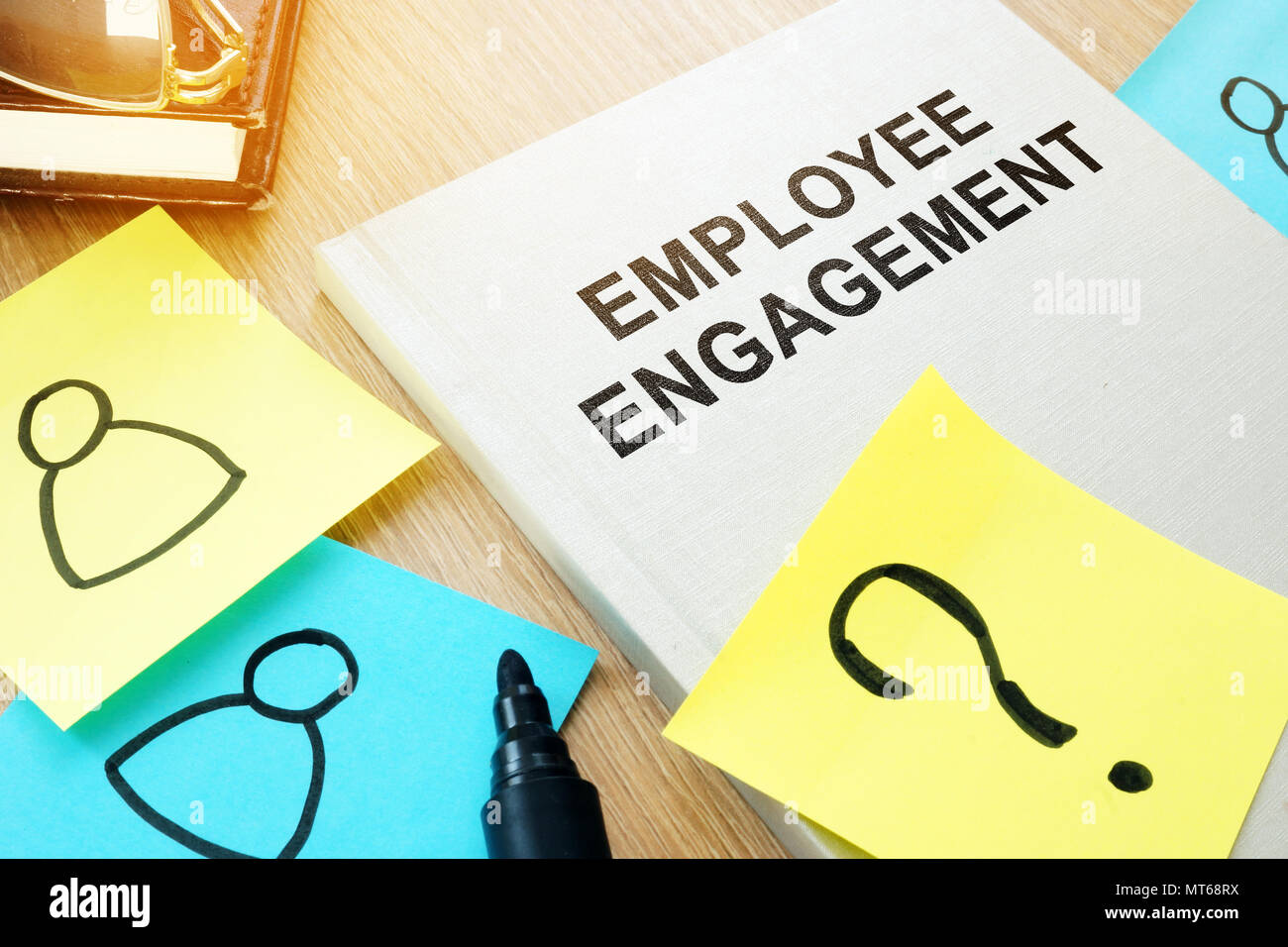 Prenota con titolo Employee Engagement su una scrivania. Foto Stock