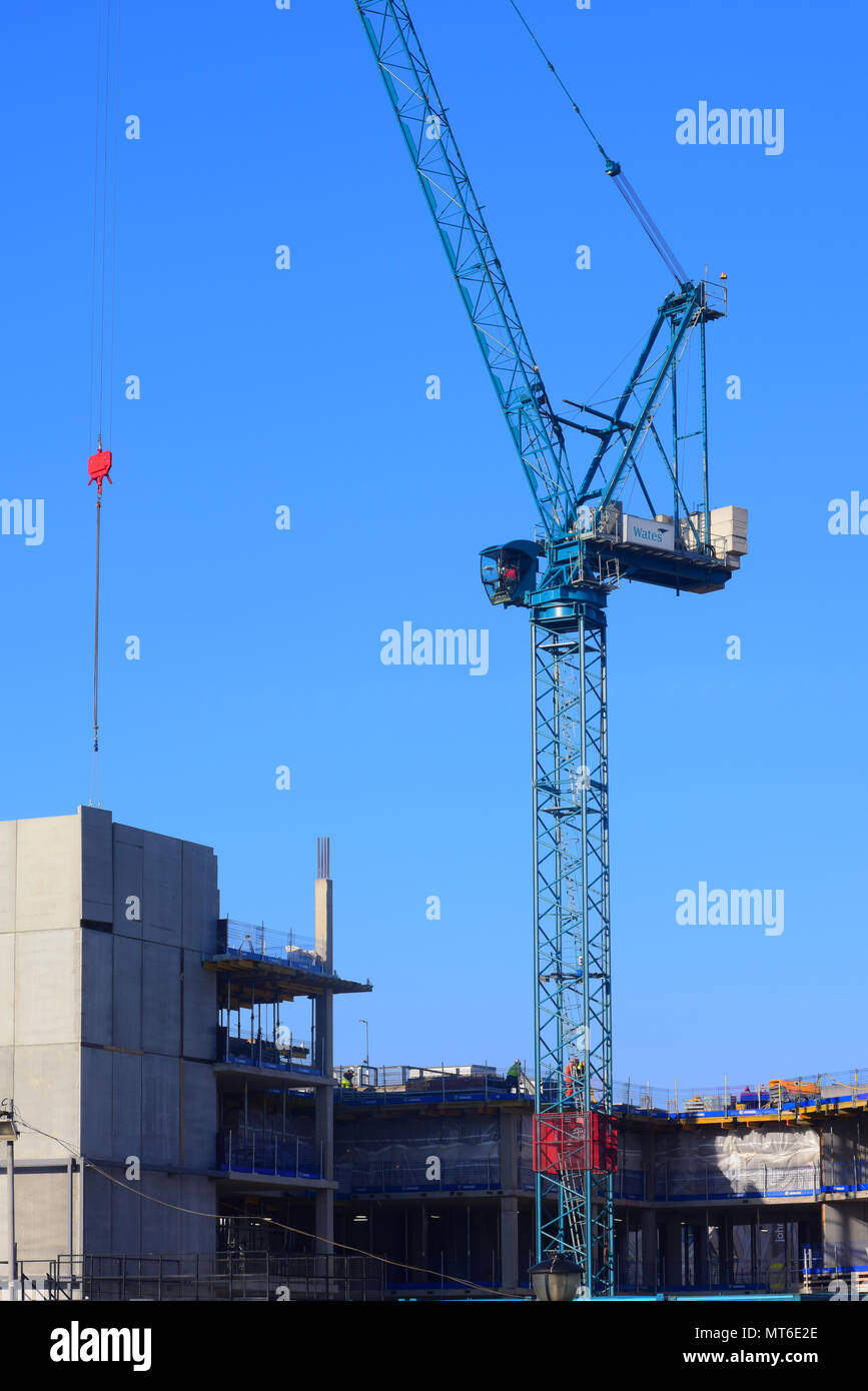 Gru di abbassamento del pannello in calcestruzzo in posizione sul sito di costruzione in leeds Yorkshire Regno Unito Foto Stock