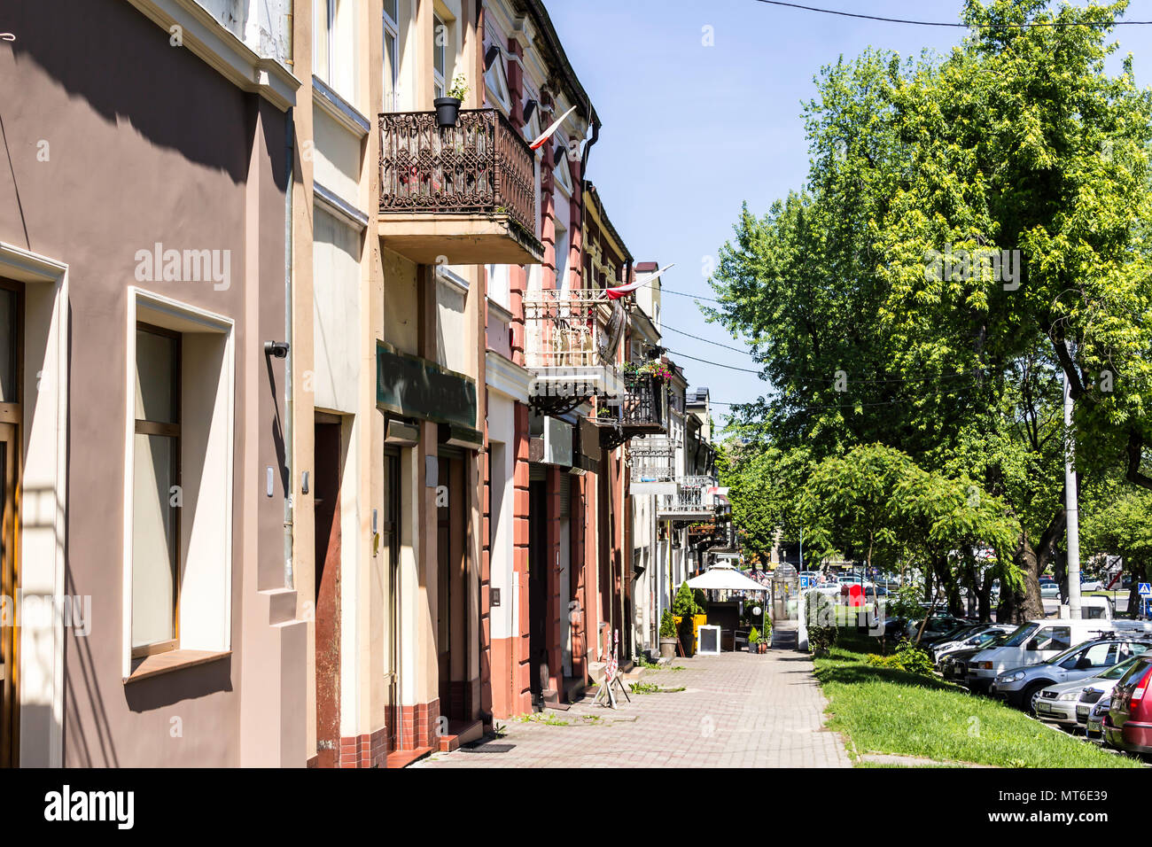 Le vecchie case costruite nel XIX secolo. Le pareti di blocchi di calcare, rivestiti di intonaco. La strada nella zona della Città Vecchia. Czestochowa, Polonia. Foto Stock