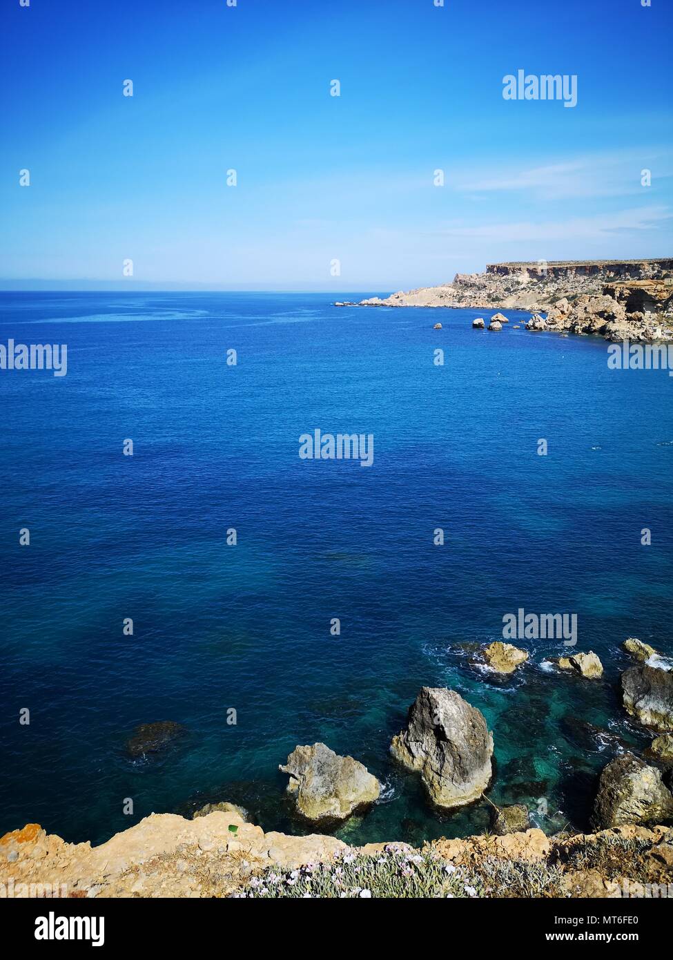 Roccioso litorale mediterraneo con azure e colore turchese acqua, Malta, UE Foto Stock