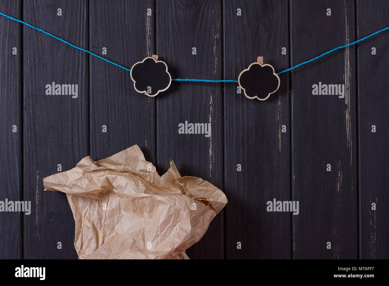 Un sacco di artigianato nei pressi di un recinto di nero con una molletta da bucato e un posto per il testo Foto Stock