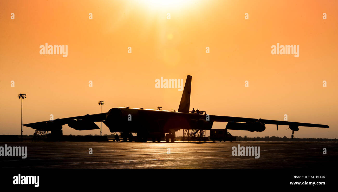 Avieri dal 5 Manutenzione aeromobili squadrone installare un paracadute drogue in B-52H Stratofortress a Minot Air Force Base, N.D., 31 luglio 2017. La drogue paracadute è progettato per essere distribuito dal velivolo ad alta velocità in fase di atterraggio, fornendo il B-52 con aggiunta di controllo e stabilità. (U.S. Air Force foto di Senior Airman J.T. Armstrong) Foto Stock