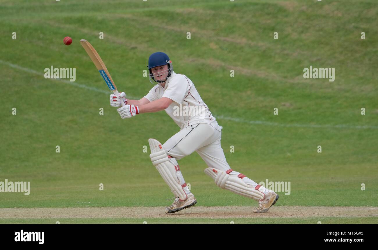 Un battitore gioca come hot-metà wicket durante il match tra Hayfield secondi e Compstall secondi. Foto Stock