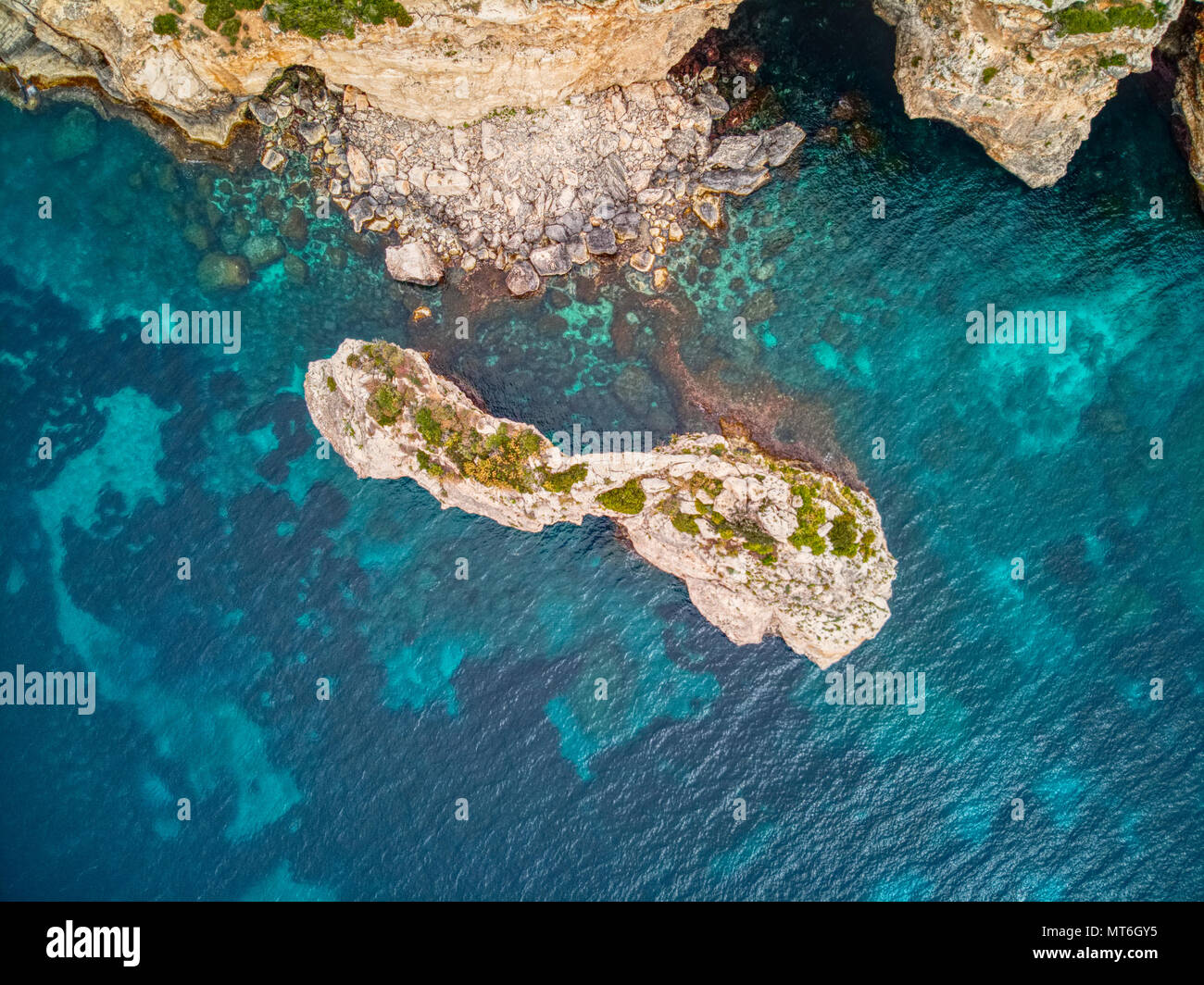 Vista aerea di Es Pontas, una roccia naturale arch al largo della costa di Cala Santanyi, Maiorca, isole Baleari, Spagna, Europa Foto Stock