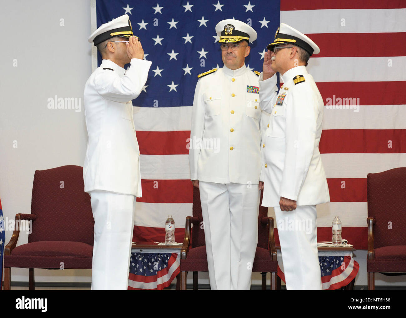 Il Corpus Christi, Texas - In presenza di Vice Adm. C. Forrest Faison, III, chirurgo generale della Marina Militare, e capo dell' Ufficio di presidenza di Medicina e Chirurgia, Cap. Guido F. Valdes rinuncia a comando della Naval Health Clinic Corpus Christi per Capt. Miguel A. Cubano (destra), durante un cambio del comando cerimonia Luglio 31, 2017 a Naval Air Station Corpus Christi. (U.S. Navy foto di William amore/RILASCIATO) 170731-N-KF478-559 Foto Stock