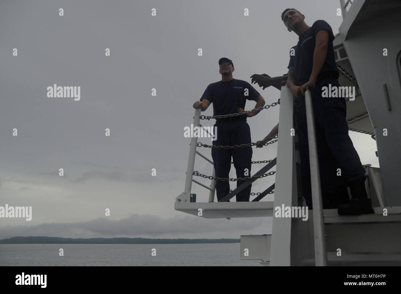 Il comandante del guardacoste Tampa, CDR Nicholas Simmons, guarda fuori dal ponte, con Petty Officer di terza classe giustizia Carrasco, una di boatswain mate, come USCGC Tampa si prepara a ricevere in corso per il transito del canale di Panama, Colón, Panama, 28 luglio 2017. La Tampa, un 270-piede di medie endurance taglierina, era in viaggio per il Pacifico orientale per una pattuglia. Coast Guard foto di Sottufficiali di 2a classe di Lisa Ferdinando. Foto Stock