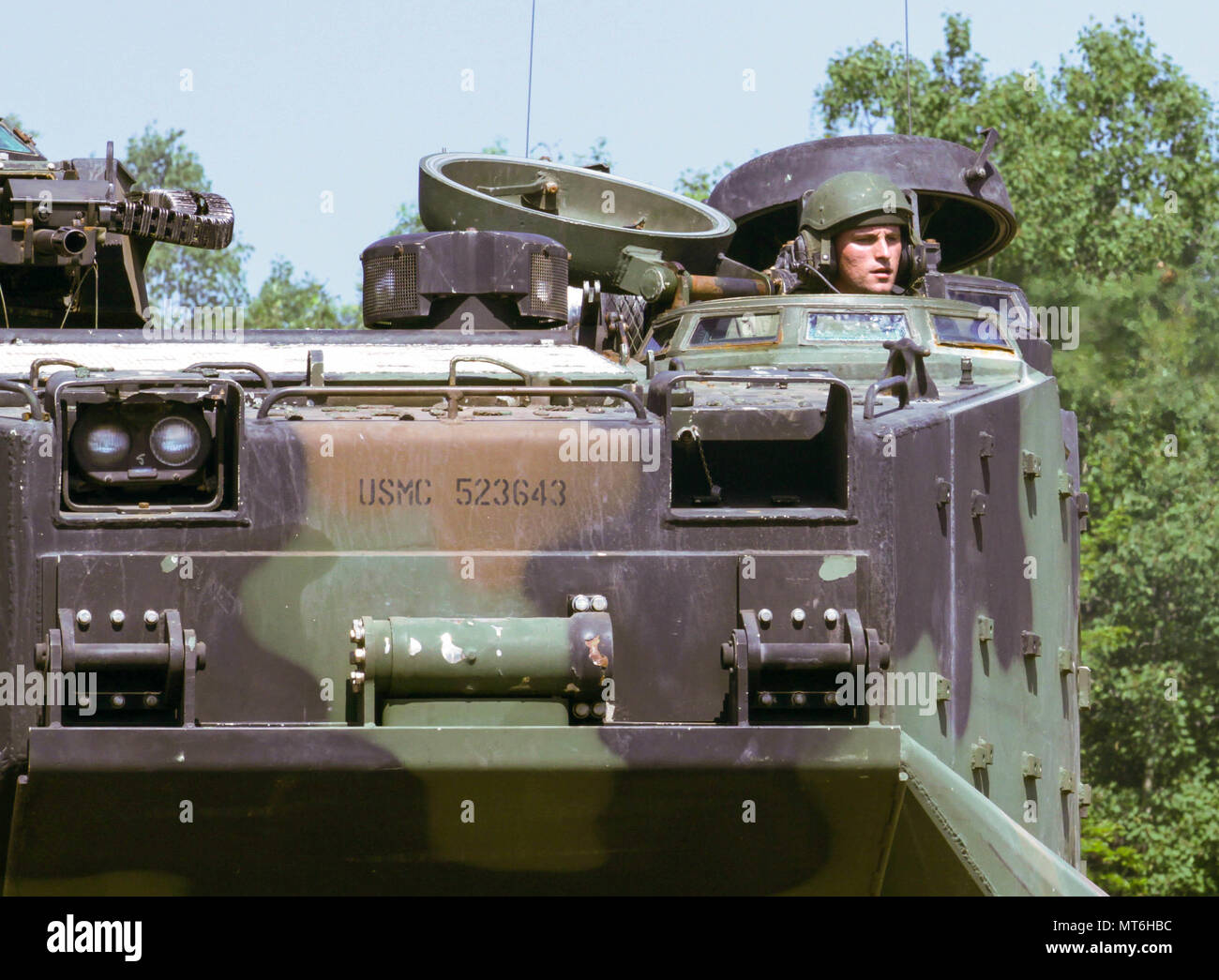 Lancia Cpl. Christopher McClough dal Bravo Company, quarto assalto anfibio battaglione aziona un assalto anfibio veicolo alla gamma multiuso complesso sul Camp Temolo manovra comune centro di formazione durante lo sciopero del Nord 17, 31 luglio 2017. Il recentemente accreditati sciopero settentrionale dimostra il Michigan Guardia nazionale la possibilità di fornire accessibile, la disponibilità di opportunità di costruzione per le unità militari provenienti da tutti i rami del servizio per raggiungere e mantenere la competenza nel condurre la missione il comando, aria, mare e terra di integrazione di manovra, insieme con la sincronizzazione di incendi in un giunto, m Foto Stock