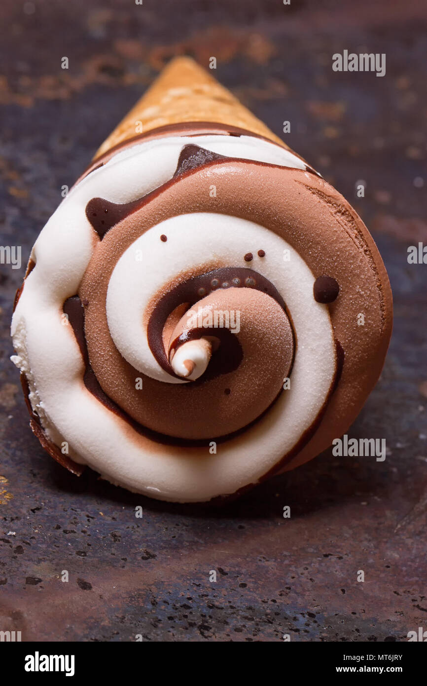 La vaniglia cono gelato al cioccolato su un vecchio sfondo grunge Foto Stock