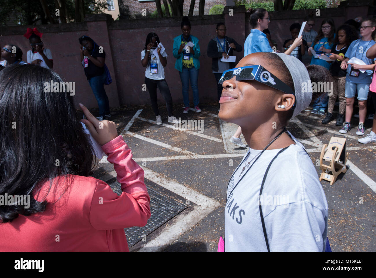 170728-N-GB257-003 Charleston S.C. (Luglio 28, 2017) Ragazze giornata fuori uso partecipanti eclissi solare occhiali per visione a guardare il sole dopo il College of Charleston i membri di facoltà condiviso informazioni sulla prossima eclipse. Questa e altre attività hanno contribuito a educare e attirare rising ottavo e nono grado alle ragazze di perseguire la scienza, tecnologia, ingegneria e matematica (gambo) carriere. Lo spazio e la guerra navale Systems Center (CSD) Atlantico sviluppa, acquisisce e fornisce supporto del ciclo di vita per il comando, controllo, comunicazioni e computer, intelligence, sorveglianza e ricognizione (C4 ISR) sistemi, Foto Stock