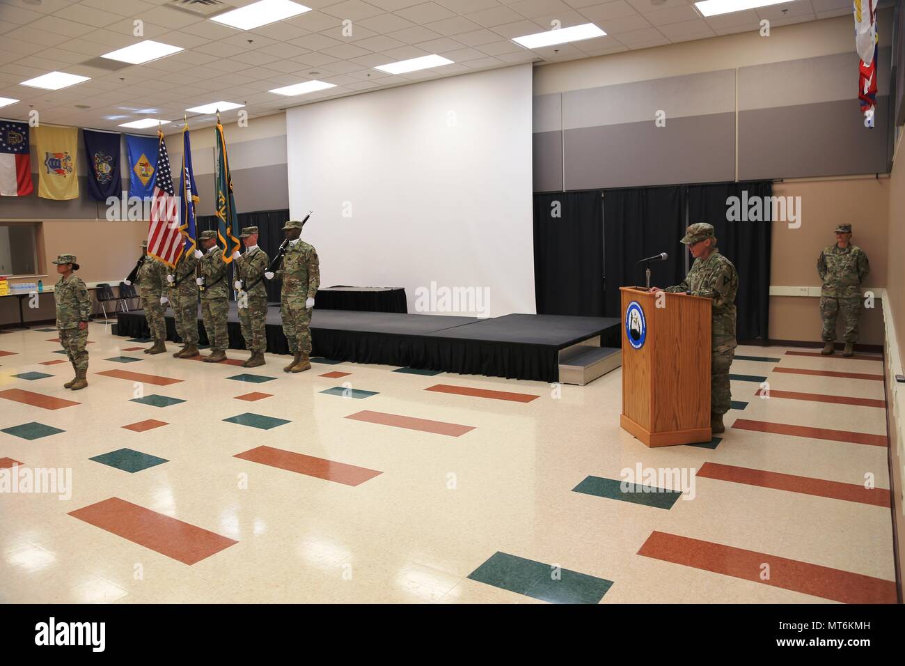 Col. Kathleen J. Porter, comandante dell'ottantatreesimo U.S. La riserva di esercito Readiness Training Center, fornisce osservazioni durante un cambiamento di cerimonia commandancy Luglio 28, 2017, presso il personale Sgt. Todd R. Cornell Sottufficiale Academy a Fort McCoy, Wis. durante la cerimonia, il comando Sgt. Il Mag. Gary L. Goodrich divenne il nuovo Comandante, sostituisce il comando Sgt. Il Mag. Steven D. Essiccatore. L'Accademia è stata attivata a Fort McCoy nel 1988. Essa è stata dedicata e denominata dopo il personale Sgt. Todd R. Cornell, un esercito soldato di riserva da Menomonee Falls, Wis., che è stato ucciso mentre in servizio in Iraq nel 2004. L'accademia tr Foto Stock