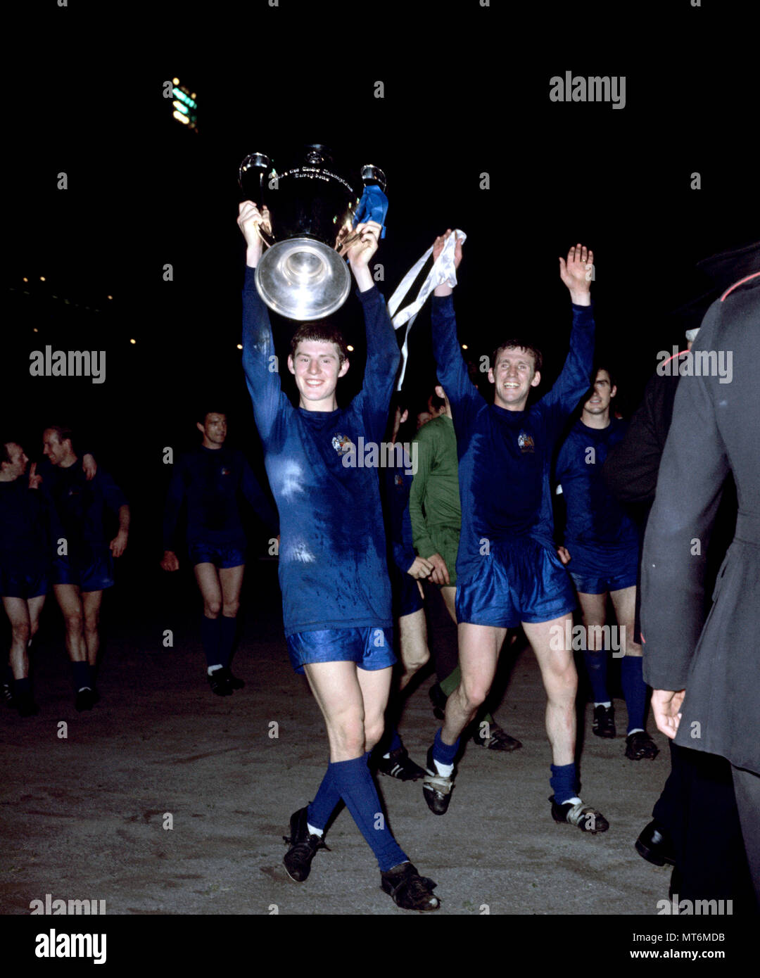 File foto datata 29-05-1968 di Manchester United Brian Kidd detiene la coppa europea con Pat Crerand (destra) dopo la European Cup finale a Wembley. Foto Stock