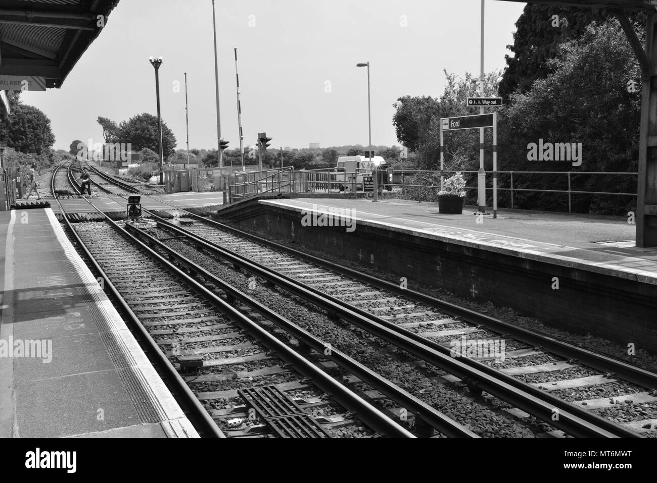 Attraversamento di strada alla stazione di Ford a Ford in West Sussex Foto Stock