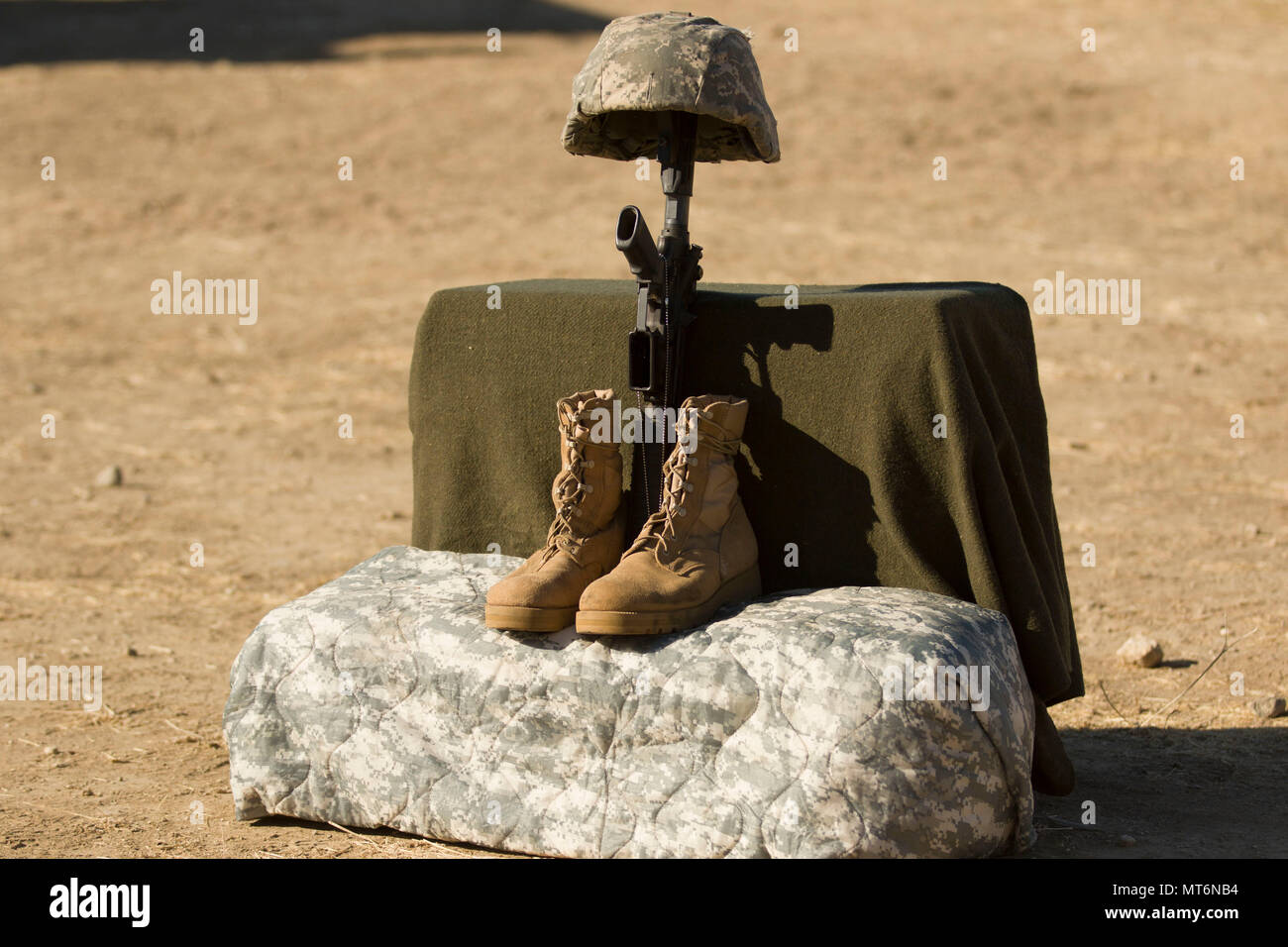 Un memoriale di display è impostato come parte di uno scenario di addestramento durante il combattimento Supporto Formazione esercizio 91-17-03 Luglio 22, 2017 a Fort Hunter Liggett, CA. CSTX è un 91Training Division led, 4 multifunzione di cavalleria della brigata di formazione sostenuti esercizio progettato per agevolare la lotta contro-service e combattere-service-Unità di supporto nella pianificazione, preparazione, di controllo e di esecuzione della pre-mobilitazione formazione collettiva. (U.S. Esercito foto di Sgt. Rakeem Carter) Foto Stock