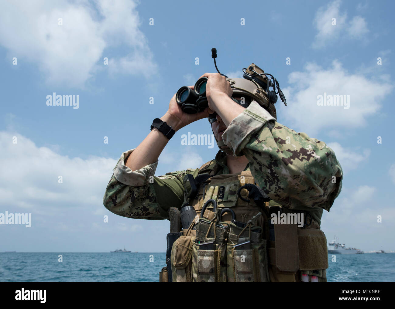 170724-N-QA919-0185 Mare Mediterraneo (24 luglio 2017) Senior Chief l'eliminazione degli ordigni esplosivi tecnico Robert Ramirez, assegnato per l'eliminazione degli ordigni esplosivi unità mobile 8, guarda attraverso un binocolo in risposta ad una chiamata simulata nel mar Mediterraneo durante l'esercizio nobile Melinda 2017 luglio 24. Nobile Melinda è un Israele Defense Force-ospitato, l'eliminazione degli ordigni esplosivi e contromisure di miniera di esercizio progettata per aumentare l'interoperabilità di nazioni partecipanti, migliorare abilità marittima e promuovere la sicurezza marittima e la sicurezza nella regione. (U.S. Foto di Marina b Foto Stock