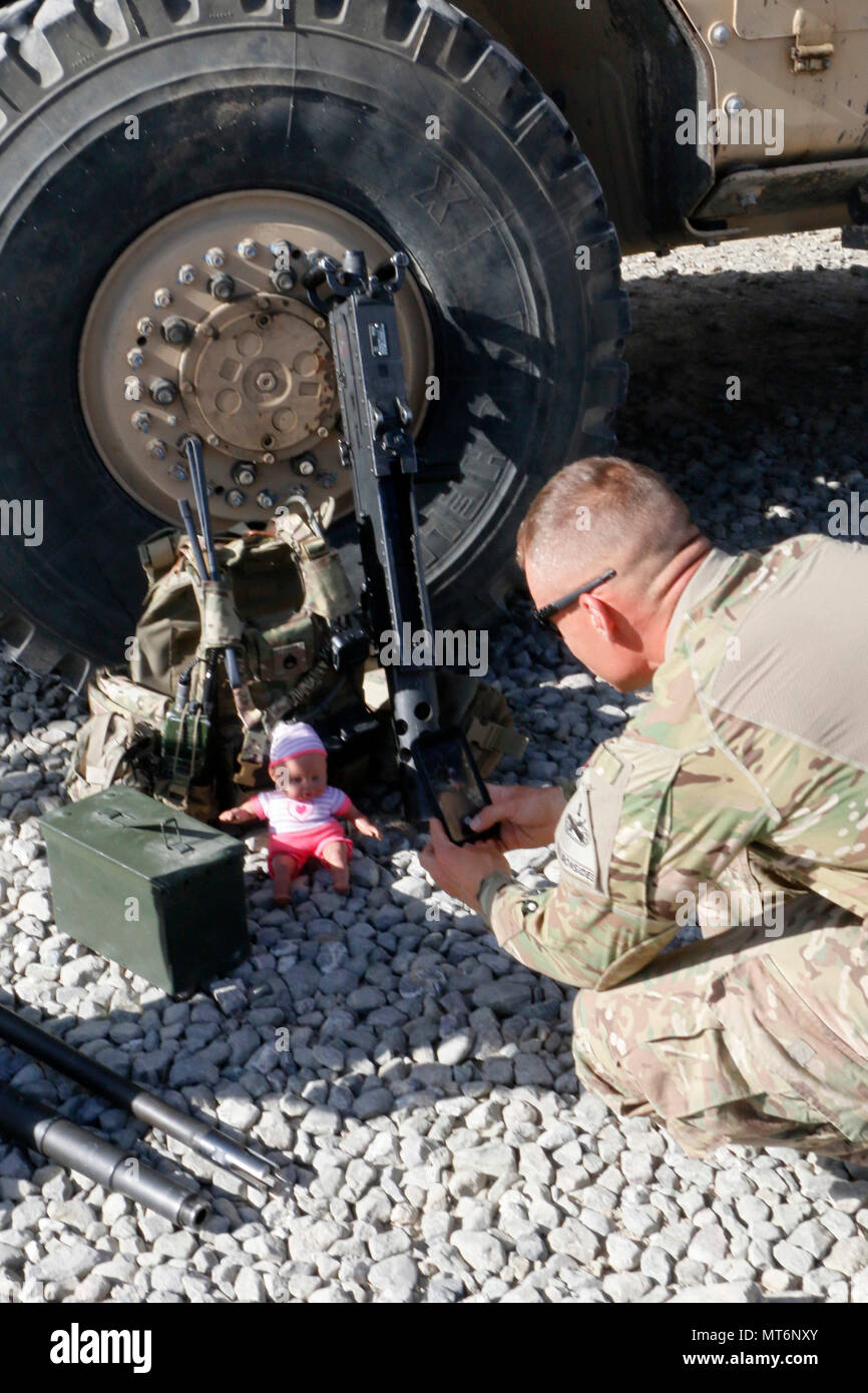 Staff Sgt.Dario Luedtke, combattere medic per B Troop, 6° Stormo, 1° reggimento di cavalleria, 1° Divisione Corazzate prende una foto di una bambola di sua figlia lo ha mandato il 19 maggio sulla piattaforma di consigliare un fulmine. Sua figlia gli ha inviato la bambola per proteggere il suo papà che- distribuito a Gardez, in Afghanistan per un periodo di sei mesi. (U.S. Esercito Foto fornite da Sgt. Christopher B. Dennis, 1a divisione di cavalleria PAO). Foto Stock